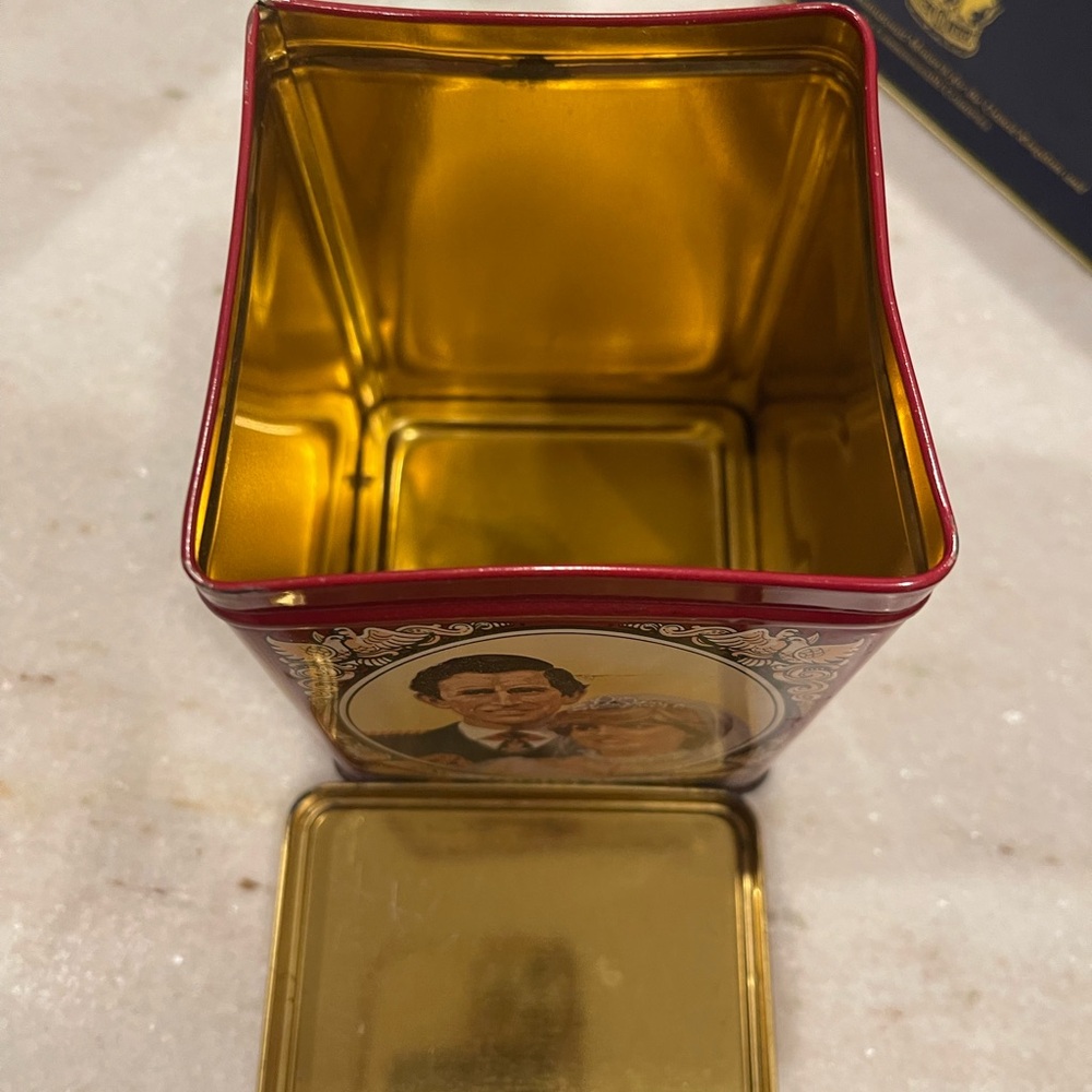 Vintage 1981 Tin of Prince Charles and Princess Diana from 1981 - Picture 8 of 8